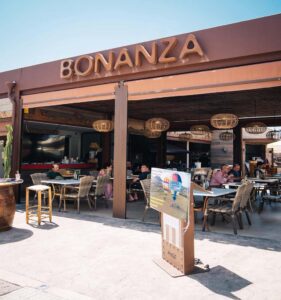 terraza cubierta grill restaurante bonanza